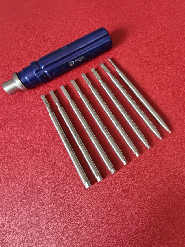 Kẹp nặn tuyến Meibomian 11.2cm ĐẦU VUÔNG MIN d4mm r3mm