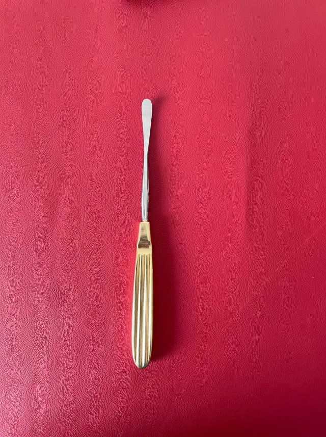 Kẹp kim 18cm cong, đầu D1.7cm R2mm cán vàng có tips TC không cắn chỉ tuột chỉ