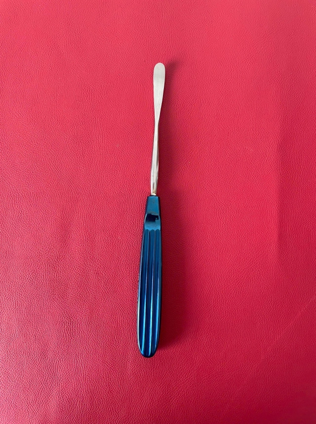 Kẹp kim 18cm cong, đầu D1.7cm R2mm cán vàng có tips TC không cắn chỉ tuột chỉ