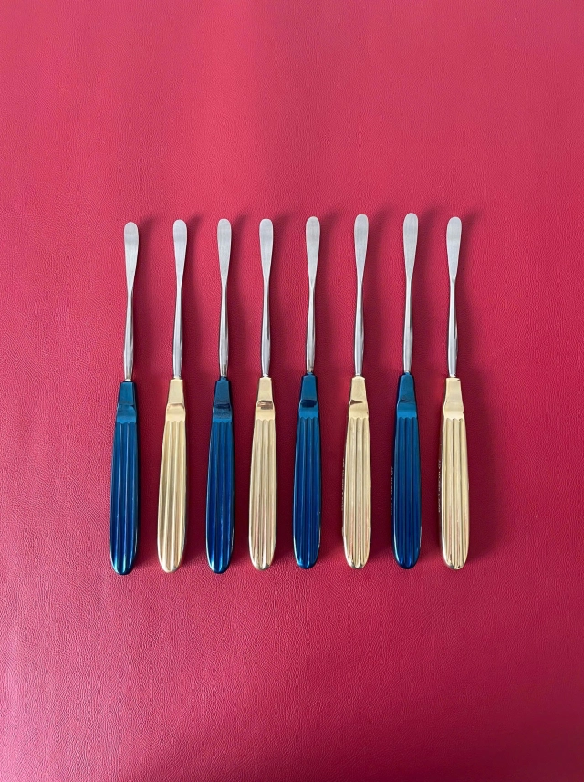 Kẹp kim 18cm cong, đầu D1.7cm R2mm cán vàng có tips TC không cắn chỉ tuột chỉ