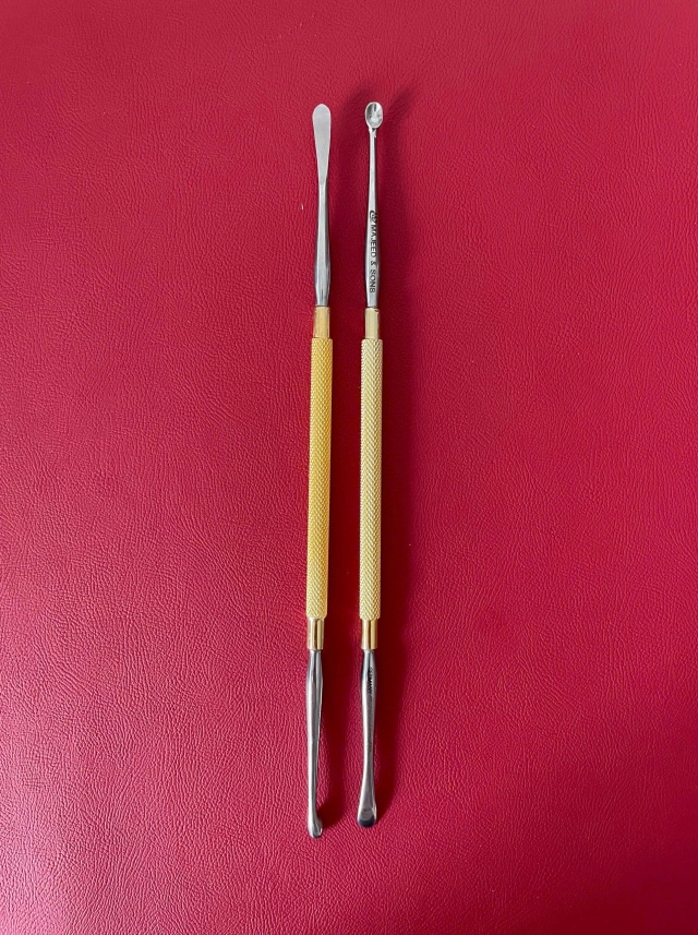 Kẹp kim 17cm cong, đầu D1.6cm R2mm cán vàng có tips TC không cắn chỉ tuột chỉ