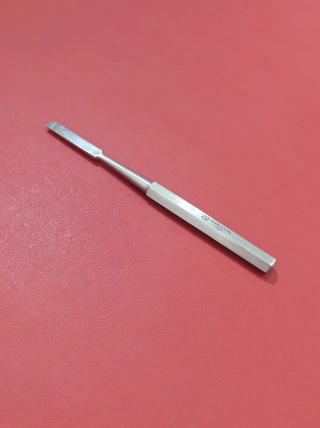Kéo đầu tù mỏng 13cm Lưỡi kéo D1,5 R2mm vàng