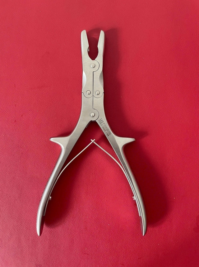 Kéo cắt da mí mắt 12cm cong , kéo cắt chỉ, kéo tiểu phẫu 12cm cong lưỡi mỏng nhọn